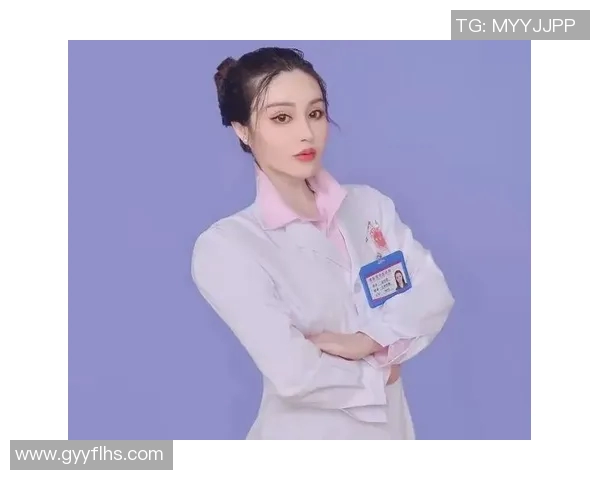 足球明星长发女神风采展现球场与时尚的完美结合