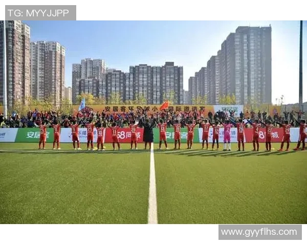 足球明星温暖瞬间与女粉丝亲密拥抱传递爱的力量与支持